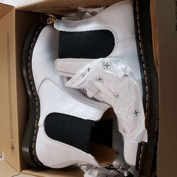 Dr martins - size 9 - white 2976 - Picture 3 of 3